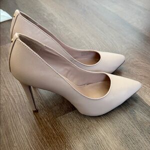 BCBG Classic Pointed Toe High Heel Pumps in Nude leather 7.5